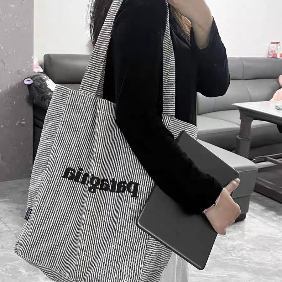 Minimalist Vertical Striped Canvas Tote Bag for Casual - 28 × 35 × 15 cm