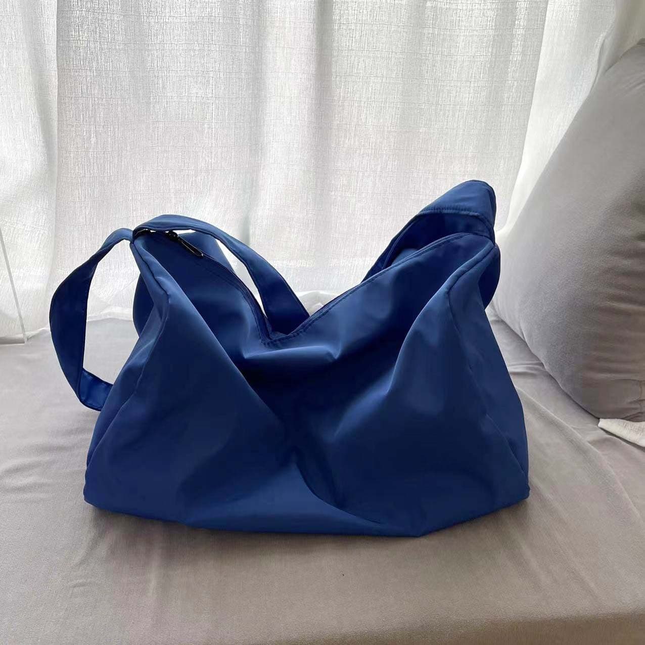 Blue Large-Capacity Nylon Sports Fitness Bag (42 × 27 × 23 cm)